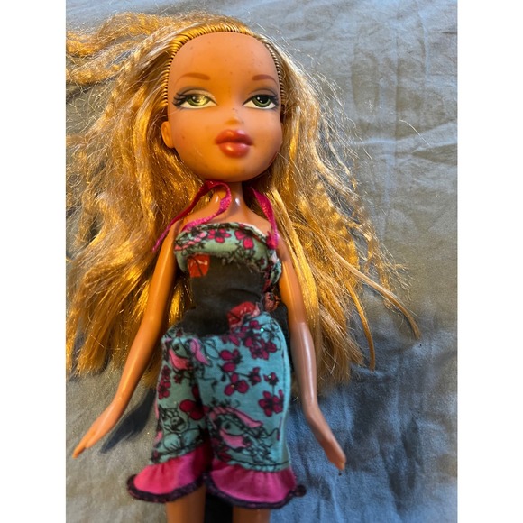 Bratz sleepover party doll Chloe blond hair green eyes - Picture 2 of 3